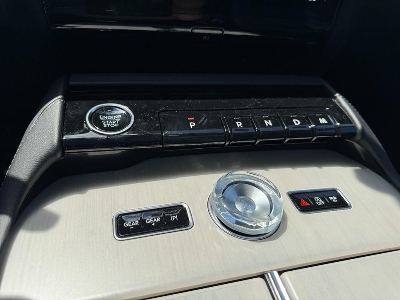 Lincoln Navigator L Vehicle Full-screen Gallery Image 12