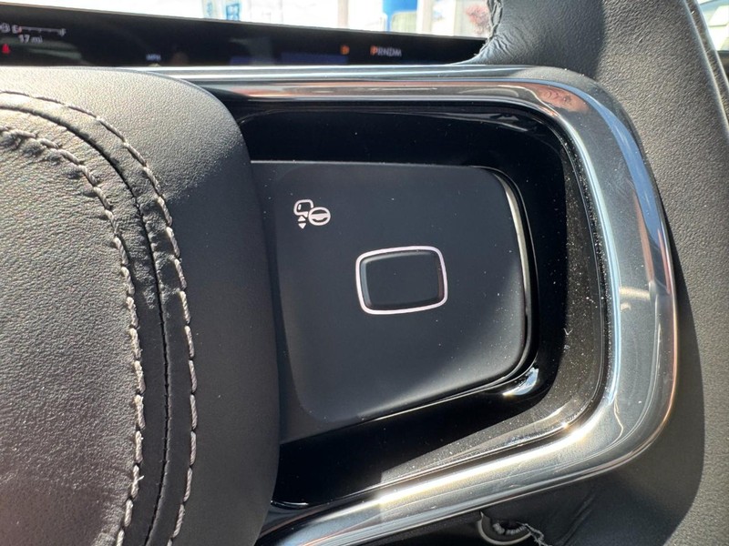 Lincoln Navigator L Vehicle Full-screen Gallery Image 14