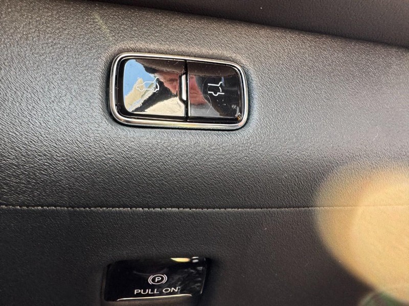 Lincoln Navigator L Vehicle Full-screen Gallery Image 17