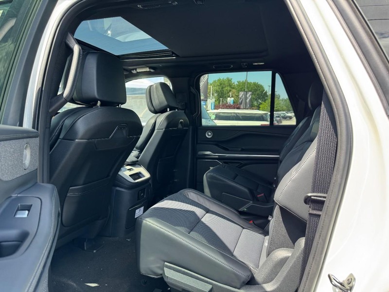 Lincoln Navigator L Vehicle Full-screen Gallery Image 22