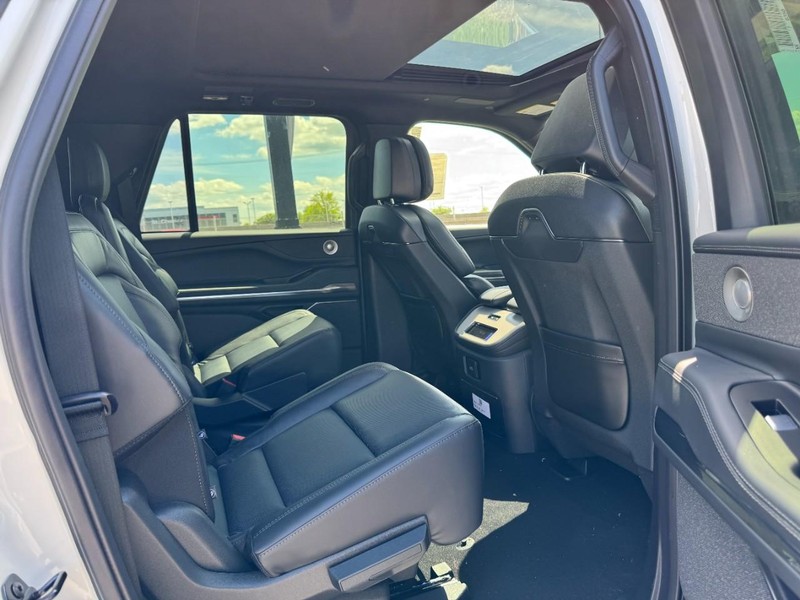 Lincoln Navigator L Vehicle Full-screen Gallery Image 23