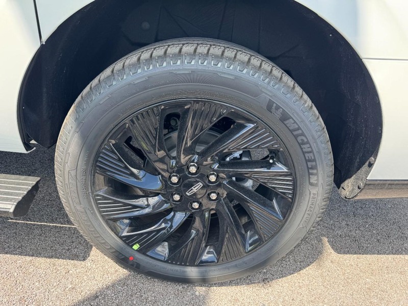 Lincoln Navigator L Vehicle Full-screen Gallery Image 25