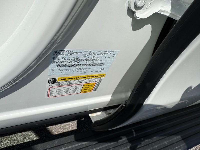Lincoln Navigator L Vehicle Full-screen Gallery Image 26