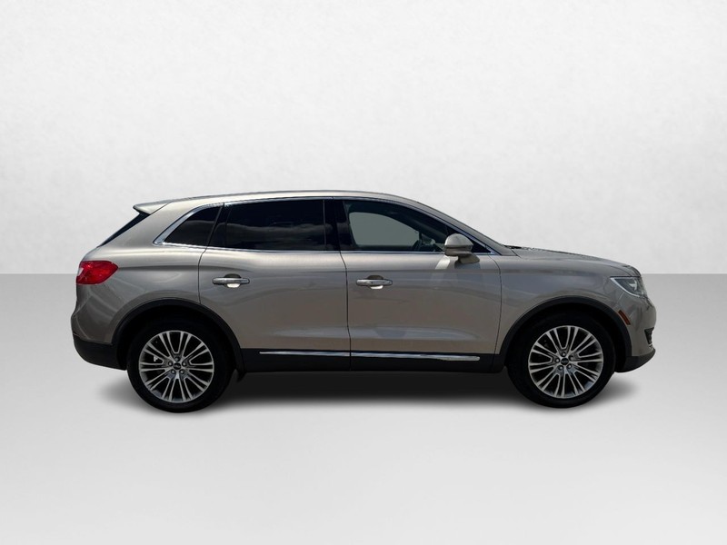 Lincoln MKX Vehicle Full-screen Gallery Image 04