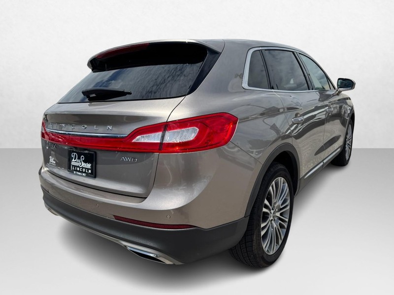 Lincoln MKX Vehicle Full-screen Gallery Image 05