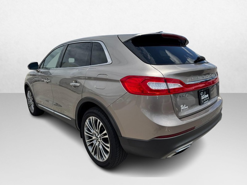 Lincoln MKX Vehicle Full-screen Gallery Image 07