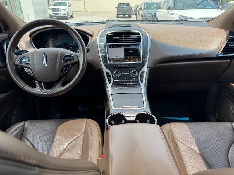 Lincoln MKX Vehicle Full-screen Gallery Image 09