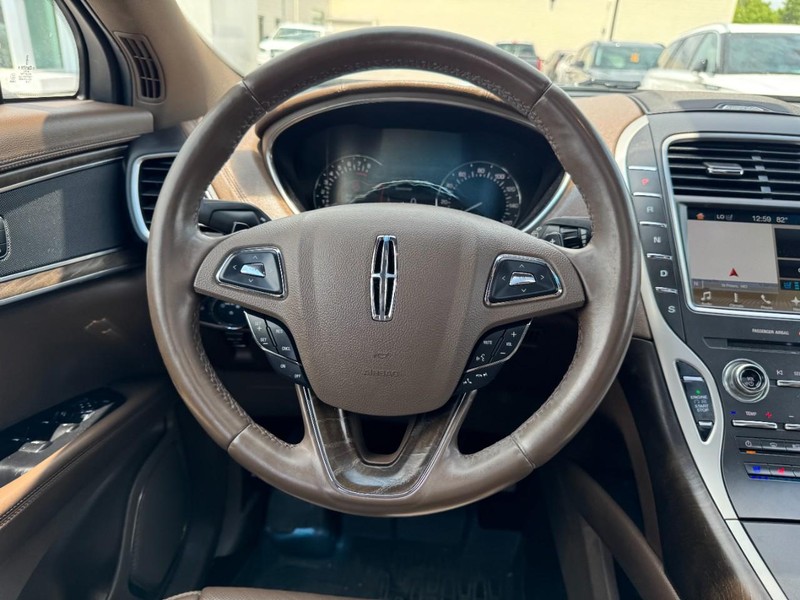 Lincoln MKX Vehicle Full-screen Gallery Image 10