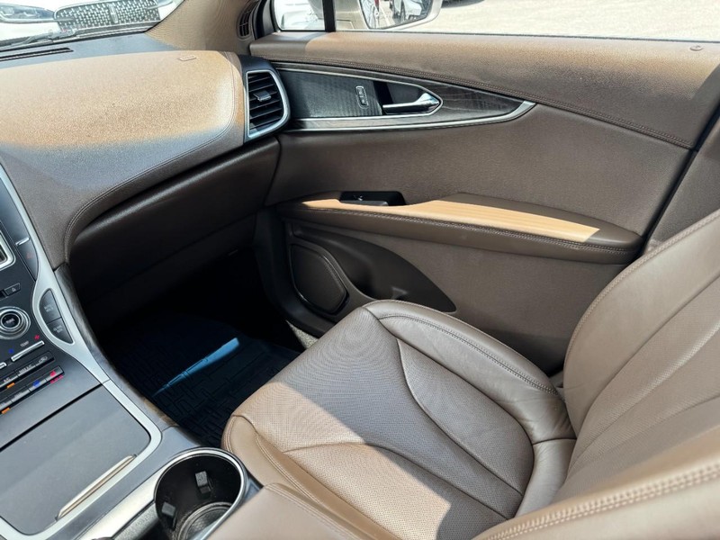 Lincoln MKX Vehicle Full-screen Gallery Image 11