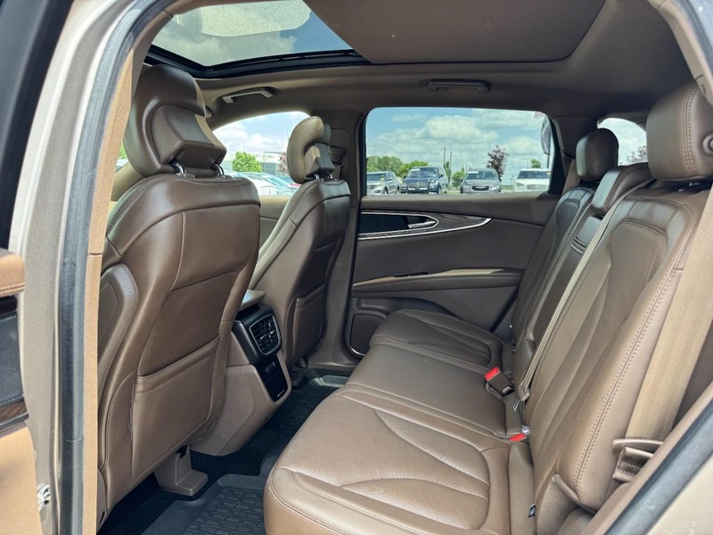 Lincoln MKX Vehicle Full-screen Gallery Image 12