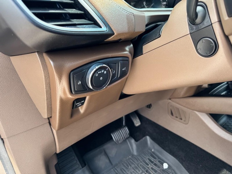 Lincoln MKX Vehicle Full-screen Gallery Image 14