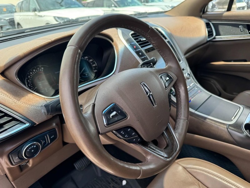 Lincoln MKX Vehicle Full-screen Gallery Image 15