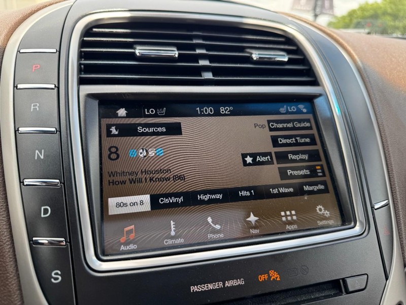 Lincoln MKX Vehicle Full-screen Gallery Image 16