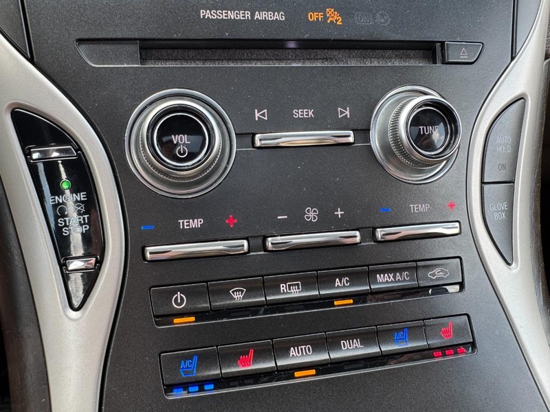 Lincoln MKX Vehicle Full-screen Gallery Image 17