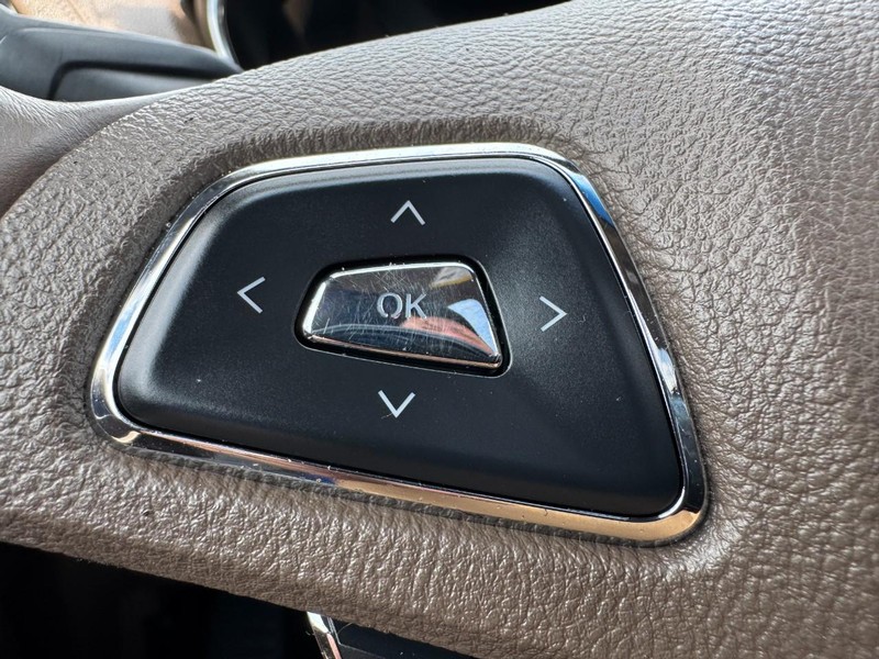 Lincoln MKX Vehicle Full-screen Gallery Image 18