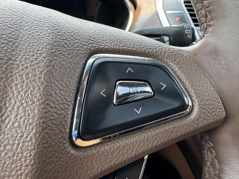 Lincoln MKX Vehicle Full-screen Gallery Image 19
