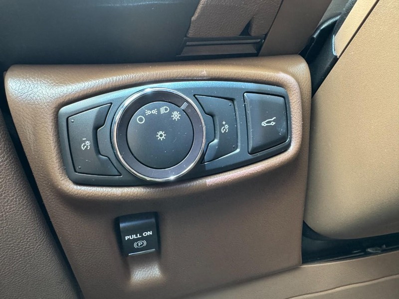 Lincoln MKX Vehicle Full-screen Gallery Image 22