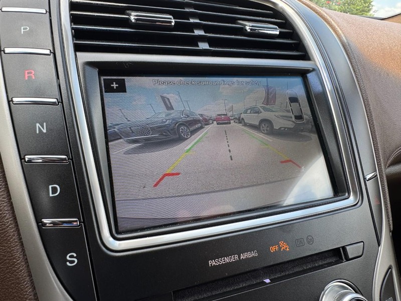 Lincoln MKX Vehicle Full-screen Gallery Image 24