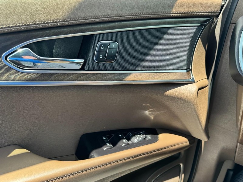 Lincoln MKX Vehicle Full-screen Gallery Image 25