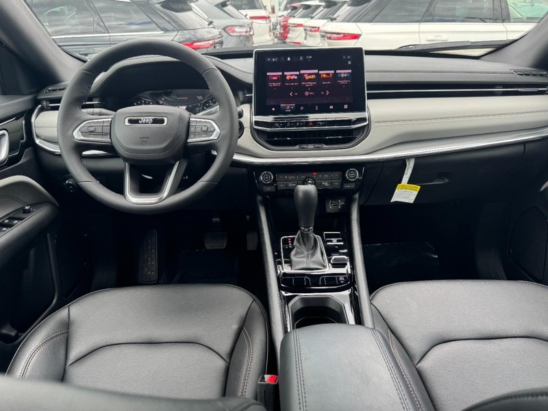 Jeep Compass Vehicle Full-screen Gallery Image 09