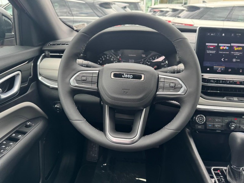 Jeep Compass Vehicle Full-screen Gallery Image 10