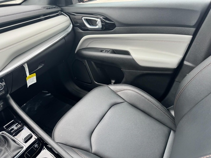 Jeep Compass Vehicle Full-screen Gallery Image 11