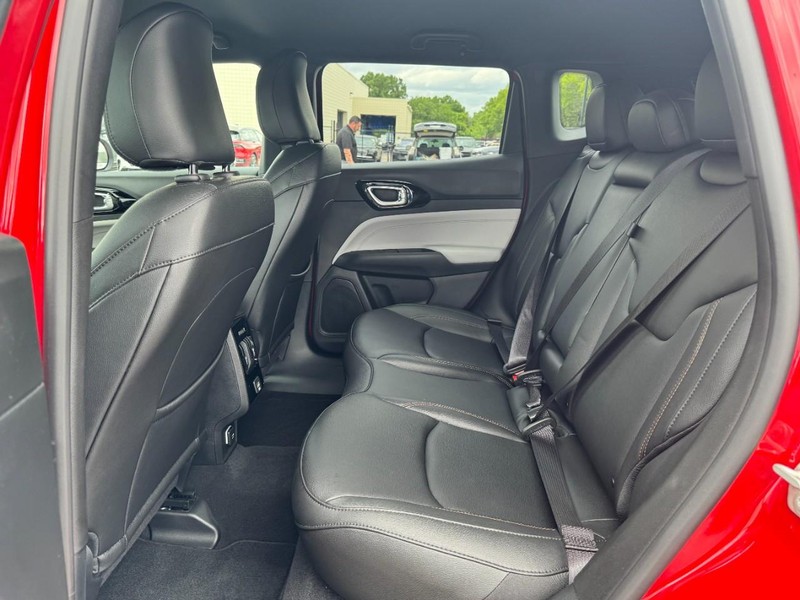Jeep Compass Vehicle Full-screen Gallery Image 12