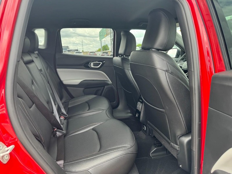 Jeep Compass Vehicle Full-screen Gallery Image 13