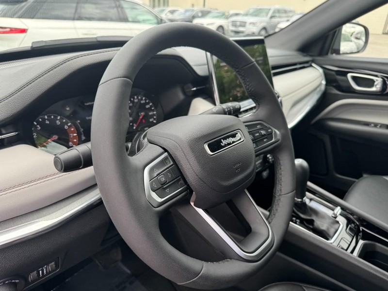 Jeep Compass Vehicle Full-screen Gallery Image 15