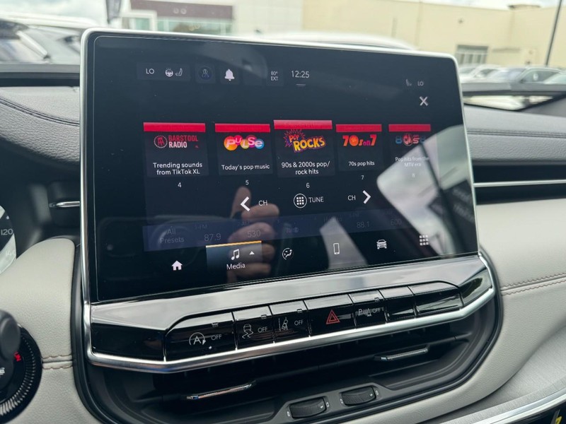 Jeep Compass Vehicle Full-screen Gallery Image 16