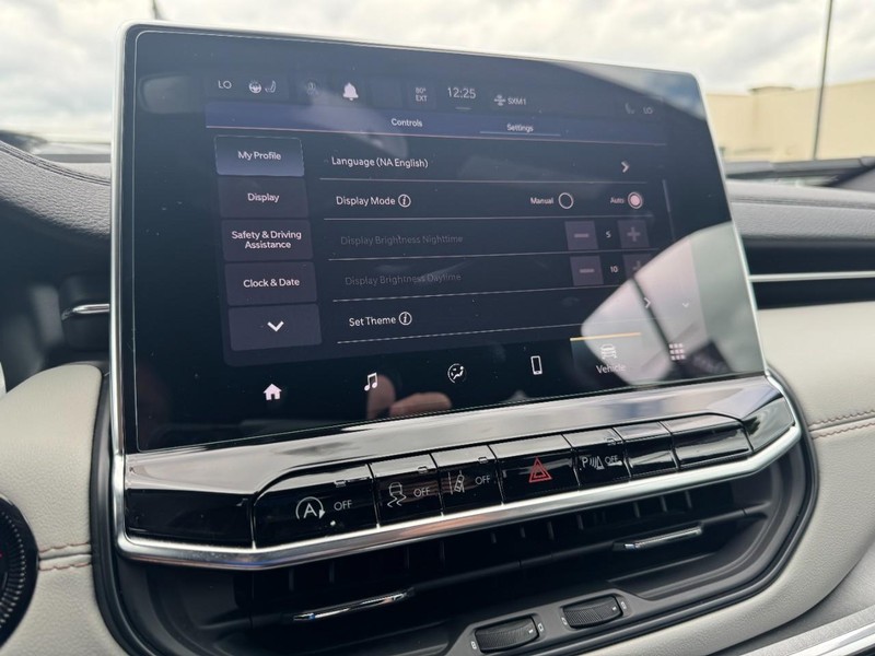 Jeep Compass Vehicle Full-screen Gallery Image 23