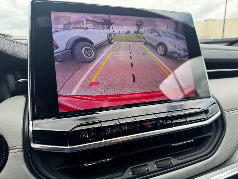 Jeep Compass Vehicle Full-screen Gallery Image 24