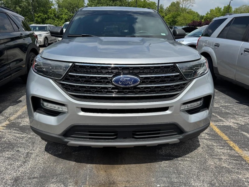 Ford Explorer Vehicle Full-screen Gallery Image 02