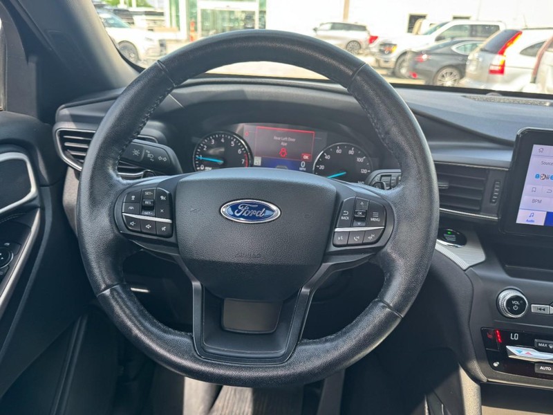 Ford Explorer Vehicle Full-screen Gallery Image 10