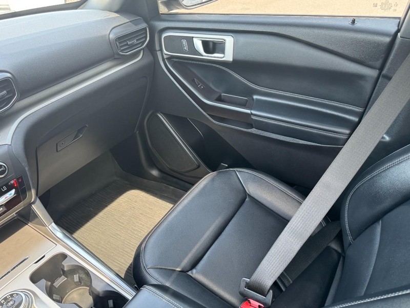Ford Explorer Vehicle Full-screen Gallery Image 11