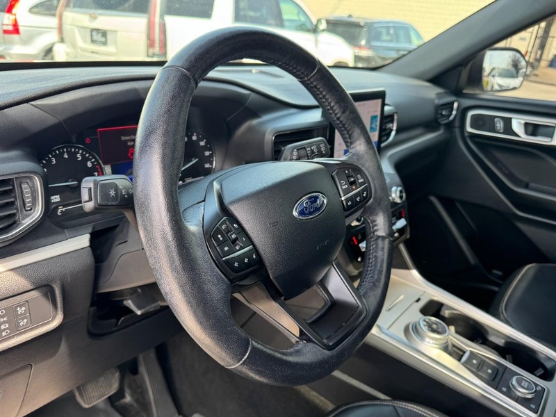 Ford Explorer Vehicle Full-screen Gallery Image 15