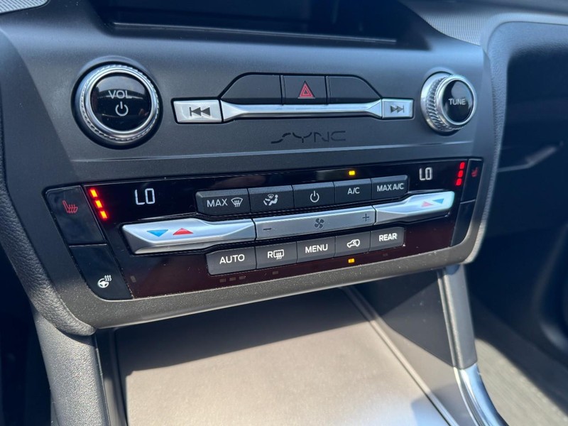 Ford Explorer Vehicle Full-screen Gallery Image 17