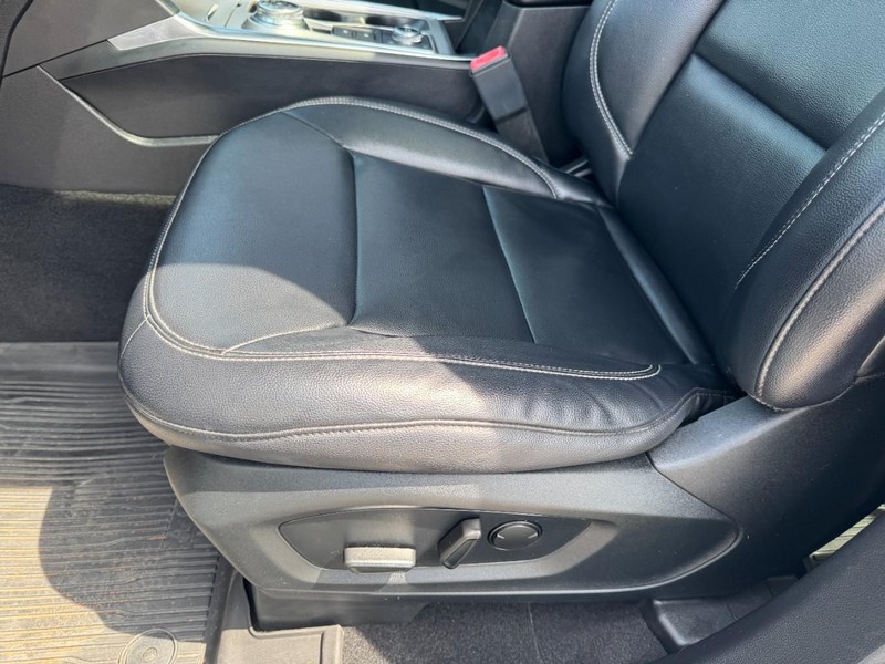 Ford Explorer Vehicle Full-screen Gallery Image 26