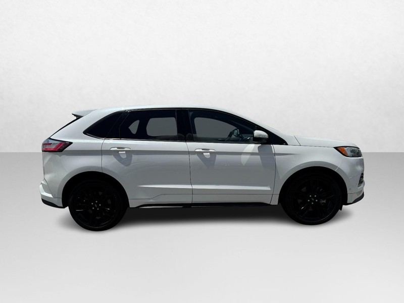 Ford Edge Vehicle Full-screen Gallery Image 04
