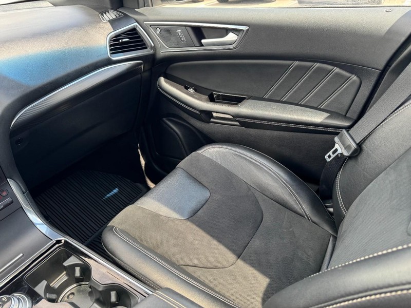 Ford Edge Vehicle Full-screen Gallery Image 11