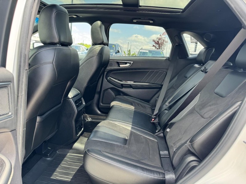 Ford Edge Vehicle Full-screen Gallery Image 12