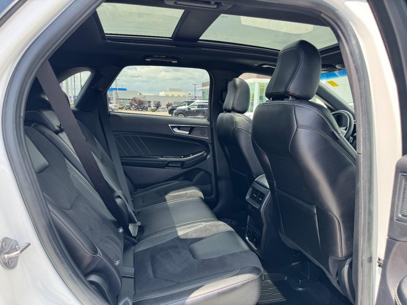 Ford Edge Vehicle Full-screen Gallery Image 13