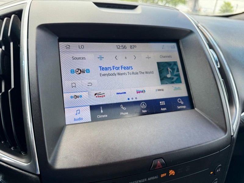 Ford Edge Vehicle Full-screen Gallery Image 16