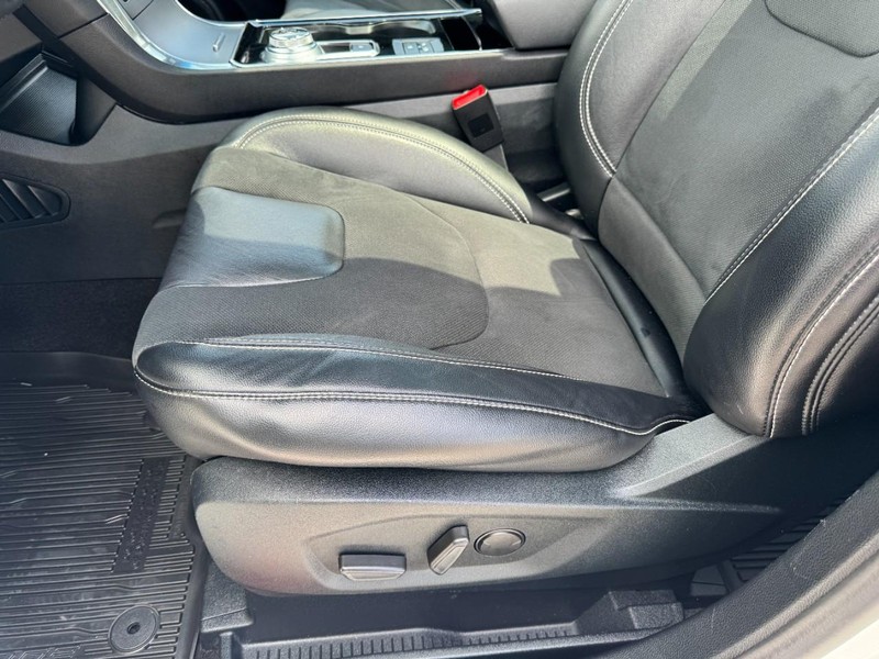 Ford Edge Vehicle Full-screen Gallery Image 23