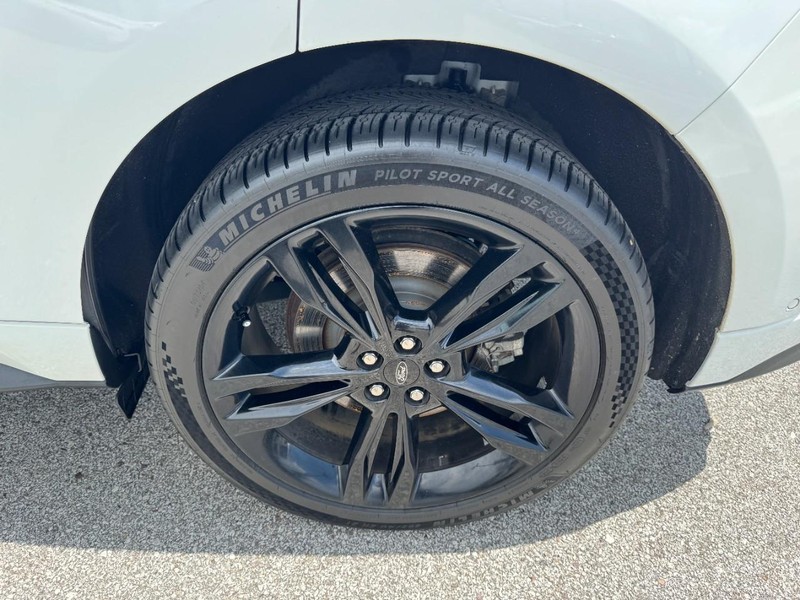 Ford Edge Vehicle Full-screen Gallery Image 24