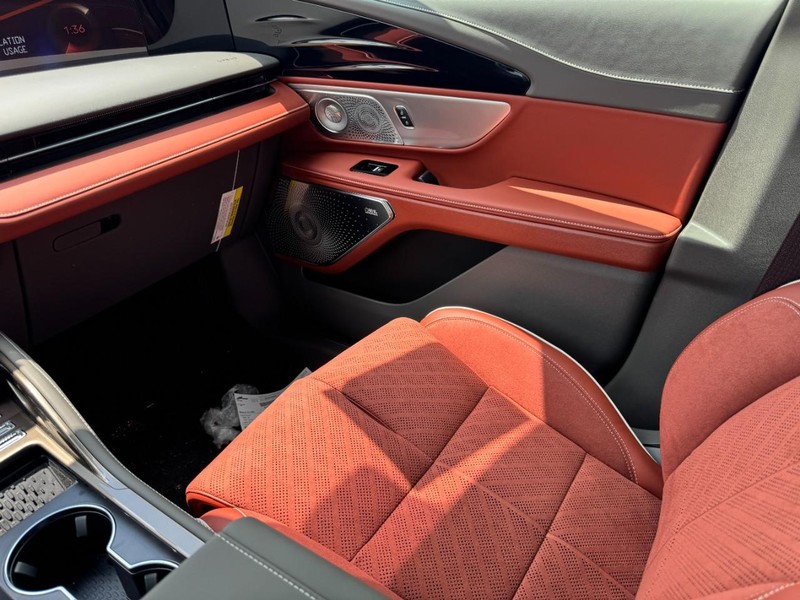 Lincoln Nautilus Vehicle Full-screen Gallery Image 11