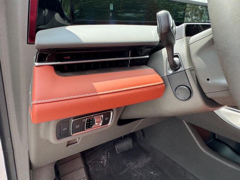 Lincoln Nautilus Vehicle Full-screen Gallery Image 14