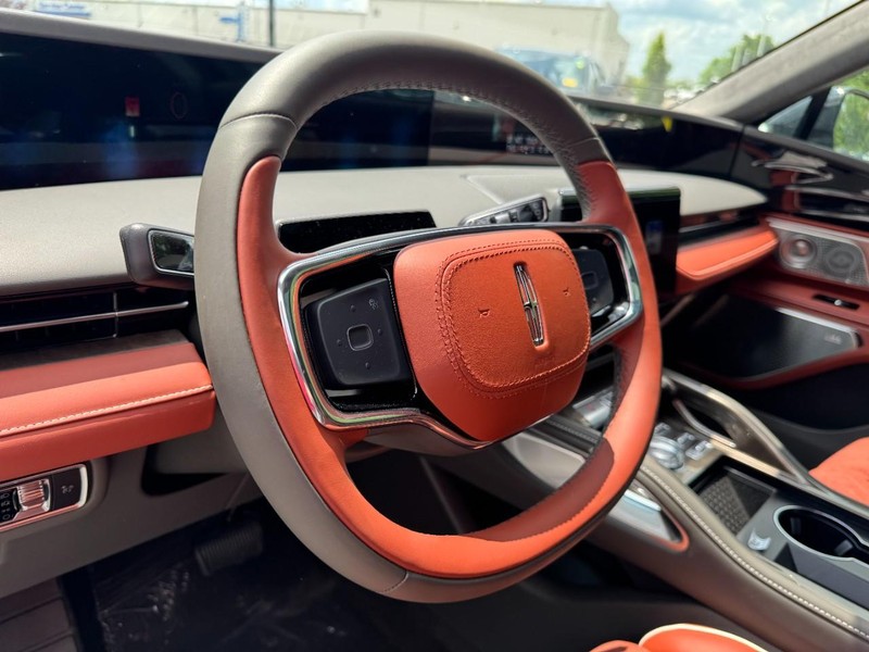 Lincoln Nautilus Vehicle Full-screen Gallery Image 15