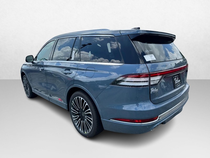 Lincoln Aviator Vehicle Full-screen Gallery Image 07