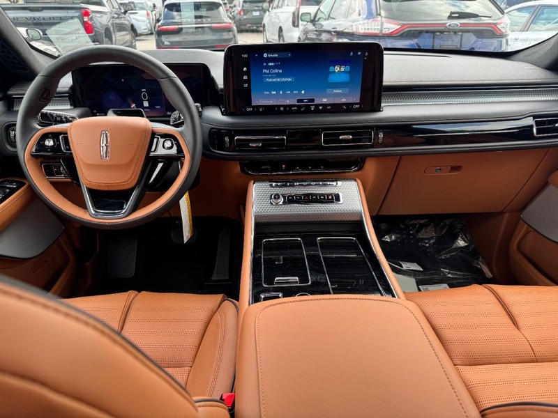 Lincoln Aviator Vehicle Full-screen Gallery Image 09